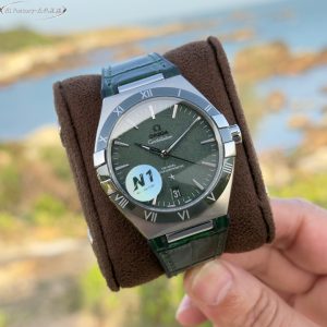 Alternative view of N1 Factory Masterfully Crafted Omega 41mm Master Chronometer (Fifth Generation Constellation) 131.30.41.21.99.001 Series N1 Factory pursues the pinnacle of watchmaking artistry. By acquiring authentic models for in-depth study, we integrate modern cutting-edge techniques and advanced materials to meticulously refine every detail, faithfully recreating the timeless essence of the Omega Constellation collection.   Featuring an exclusive genuine 8900/8901-compatible dual-time zone quick-set date movement, the original 6-position balance wheel undergoes meticulous finishing. This ensures not only stable and reliable performance but also showcases the exquisite artistry of mechanical watchmaking. The case employs the latest CNC technology, achieving precise dimensions and delicate textures. The front and rear sapphire crystals complement each other beautifully, presenting a perfect fusion of quality and aesthetics from every angle.The dial hands employ advanced PVD coloring techniques. The mysterious multicolored meteorite dial harmonizes with the classic dial face, complemented by vibrant titanium and ceramic bezels that blend modern flair with timeless elegance.The butterfly folding clasp with quick-adjust functionality mirrors the original design, offering excellent weight and tactile feel for an unparalleled wearing experience. N1 Factory presents the most comprehensive and highest-grade version of the classic 41mm fifth-generation Constellation, paying homage to tradition while continuing the legend.